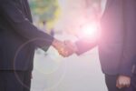ビジネス　握手