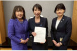 左から老施協大山知子会長、高市早苗内閣総理大臣、奈良県老施協秋吉美由紀会長